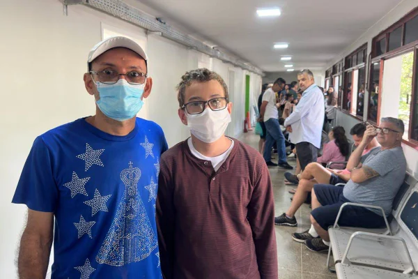 Vacinação de crianças contra a dengue começa com filas no DF
