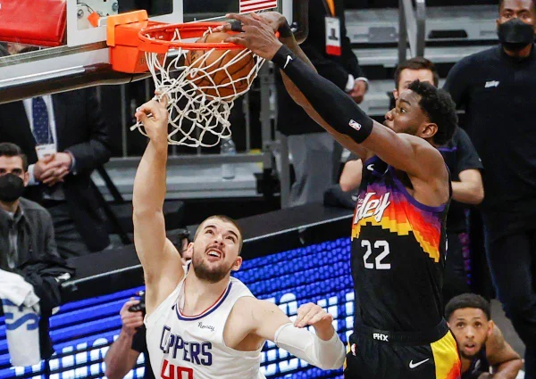 Com cesta milagrosa no fim do jogo, Suns abrem 2 a 0 na final do Oeste
