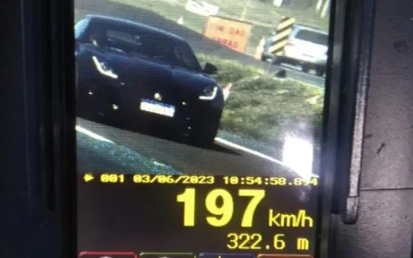 Carro de luxo é flagrado a 197 km/h em São José dos Pinhais (PR)
