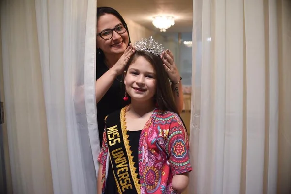 Brasiliense de 10 anos vence preconceito e se torna Miss Universo