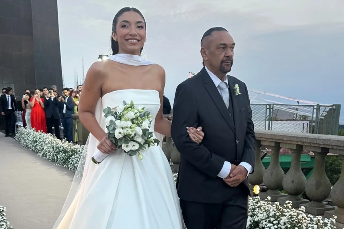 Jeniffer Costa Luna foi levada ao altar pelo pai, Romulo Jeniffer Costa Luna foi levada ao altar pelo pai, Romulo