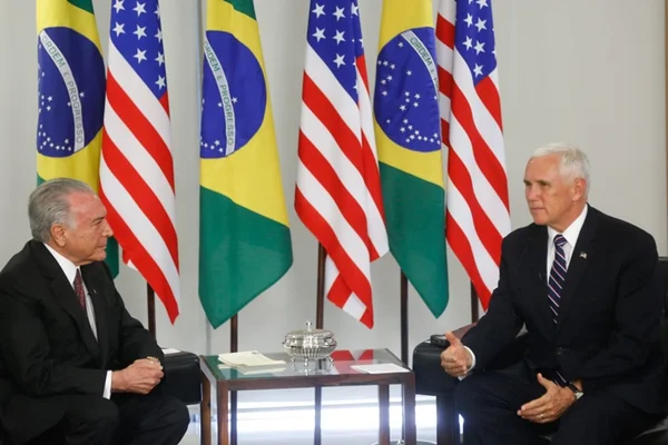 Em visita ao Brasil, Pence demonstra temor com crise na Venezuela