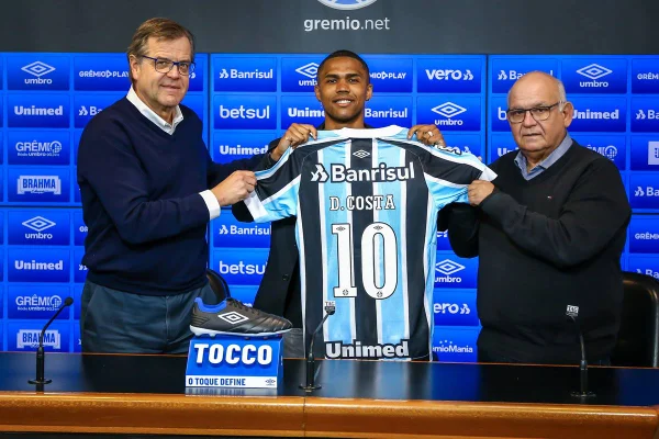 Douglas Costa é reapresentado no Grêmio