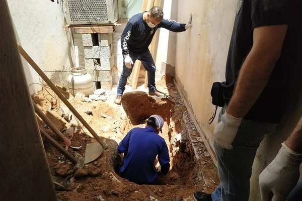 Homem enterra esposa em casa e se passa por ela em rede social