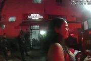 Namorada de Marco Aurélio chora em frente a hotel em que ocorreu disparo