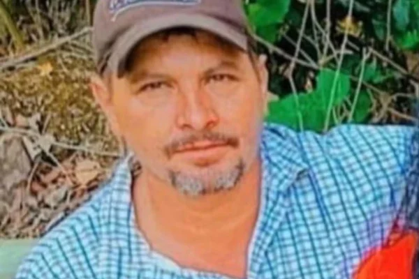 Foto colorida de Vanderley Evaristo da Silva suspeito de matara a filha de 15 anos e esfaquear outras 3 pessoas da família - Metrópoles