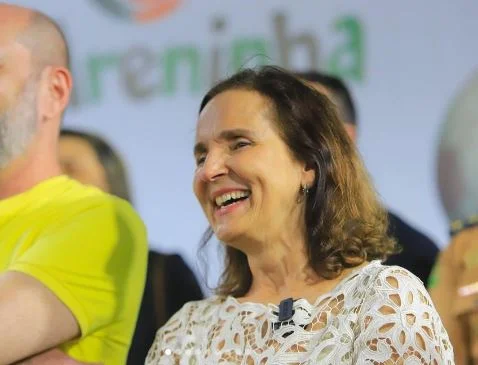 Izolda Cela, nova secretária-executiva do Ministério da Educação sorrindo em evento. Ela é a atual governadora do Ceará - Metrópoles