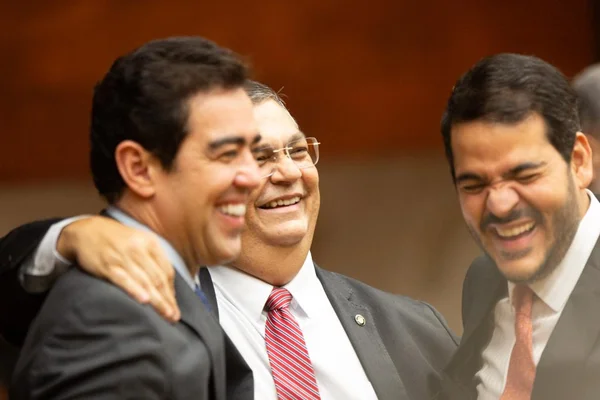Dino, Dantas e Messias: “Em público, ninguém tenta esfaquear ninguém”