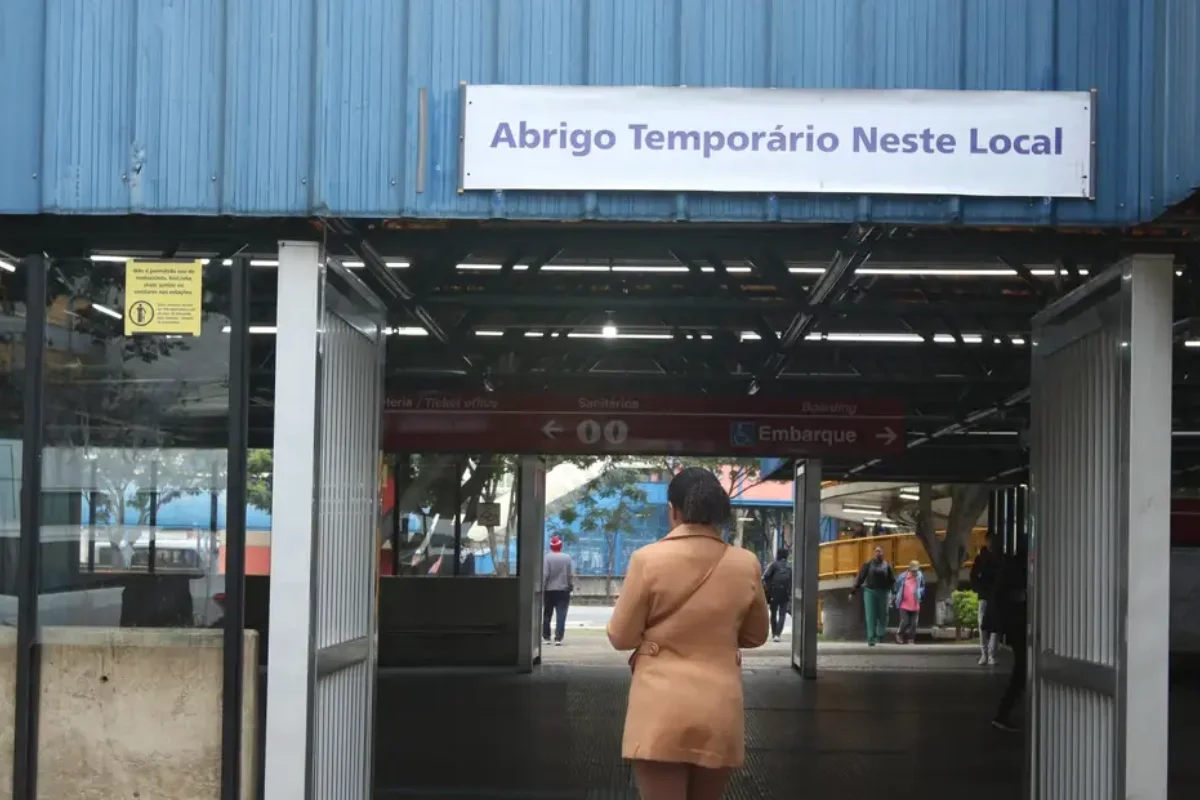 Abrigo temporário montado pela Defesa Civil de São Paulo na estação Pedro II Abrigo temporário montado pela Defesa Civil de São Paulo na estação Pedro II
