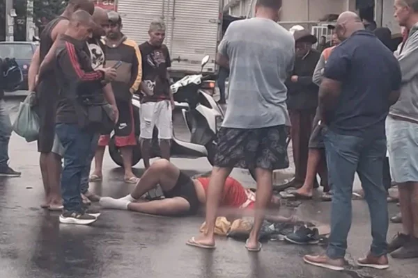 Imagem colorida, vítima reage a assalto e bate em criminoso no Rio de Janeiro- Metrópoles