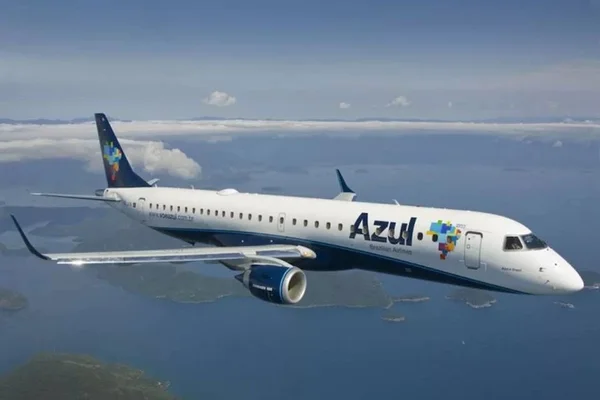 Na foto, avião da Azul em voo