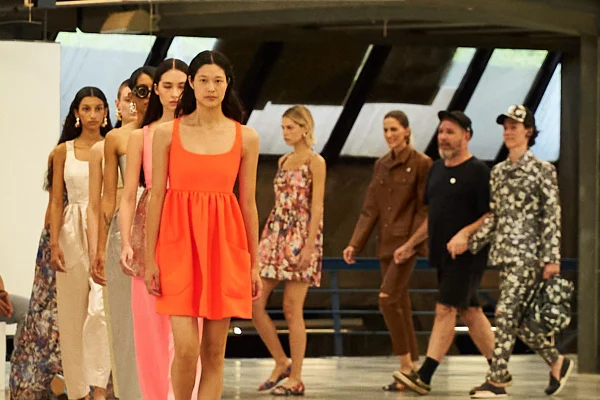 Modelos na passarela com o estilista Alexandre Herchcovitch - Metrópoles
