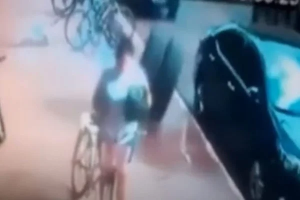 Vídeo: roda dupla de caminhão se solta e atropela mulher em calçada