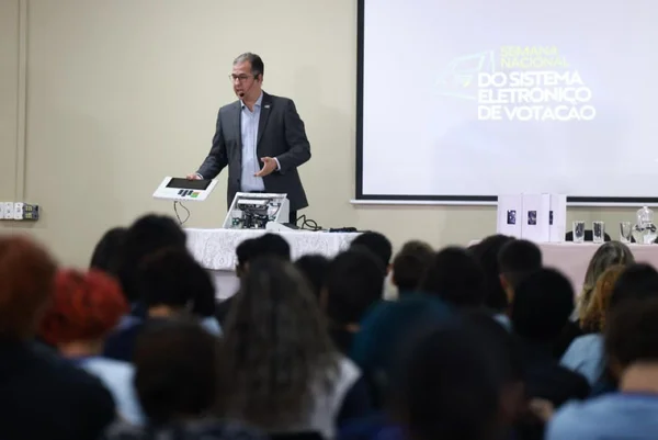 TSE abre urna eletrônica para estudantes de escola pública do DF - destaque galeria