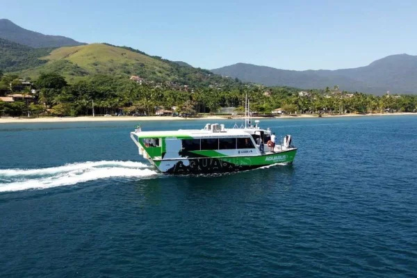 Imagem colorida mostra o chamado "Aquabus", meio de transporte em Ilhabela, litoral de São Paulo, alvo de investigação do MPSP - Metrópoles