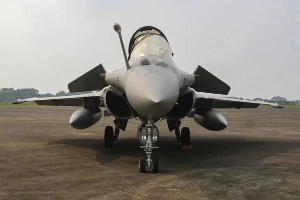 Imagem colorida de um caça Rafale da França em exibição - Metrópoles
