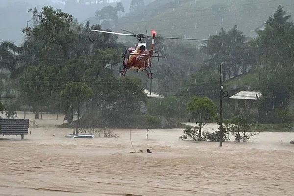 Helicóptero resgata mulher que ficou com água até o pescoço durante enchente em Santa Catarina - Metrópoles