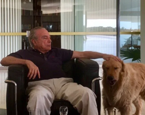 Michel Temer posta foto ao lado de cachorro e internautas não perdoam
