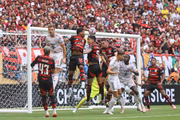 Erick Pulgar desvia de cabeça contra o próprio gol