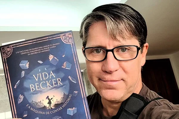 Maurício Gomyde com o livro Vida Becker e a Máquina de Contar Histórias - Metrópoles