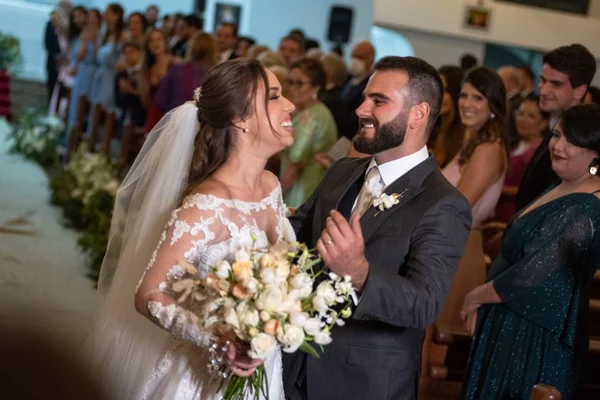 Marina Athayde e Luis Felipe Miziara se casam em cerimônia encantadora