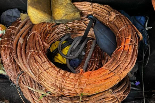 Imagem colorida de fios de cobre enrolado, localizado em porta malas de carro apreendido pela polícia - Metrópoles