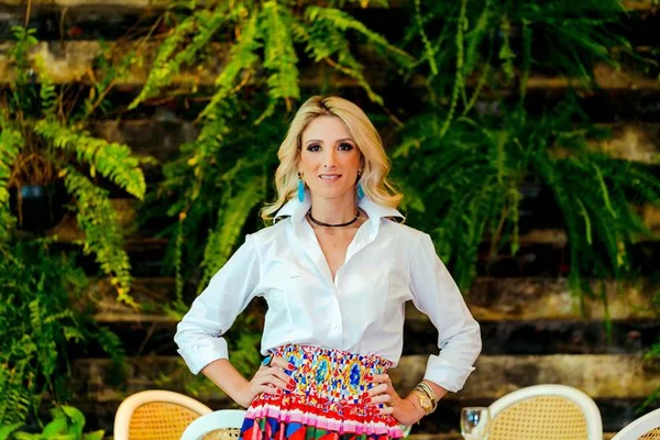 Mayra Perin comemora aniversário em almoço com inspiração italiana