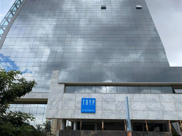 Fotografia colorida de fachada de hotel-Metrópoles