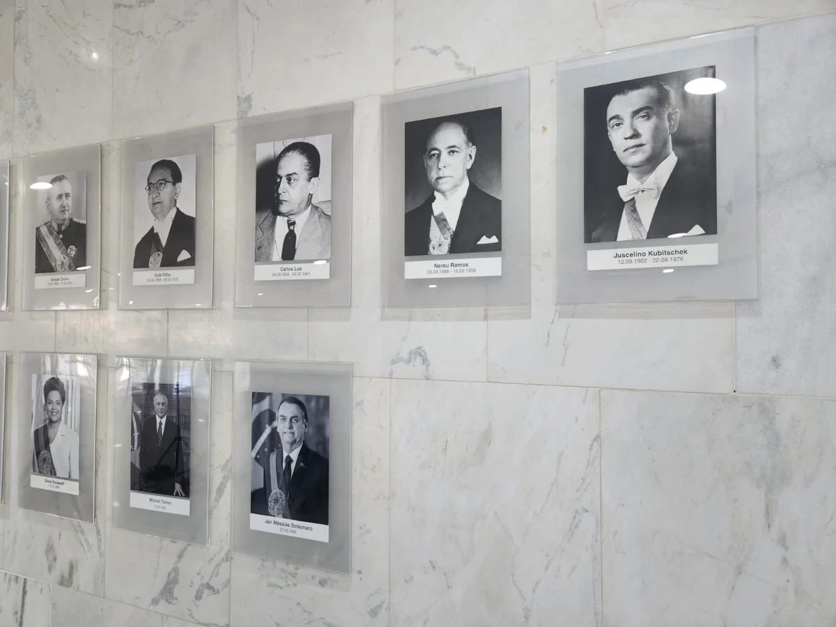 Planalto inicia a restauração da galeria de fotos dos ex-presidentes - imagem 4 Planalto inicia a restauração da galeria de fotos dos ex-presidentes - imagem 4