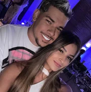 Nicolly Massariol e DJ Buarque posam para selfie
