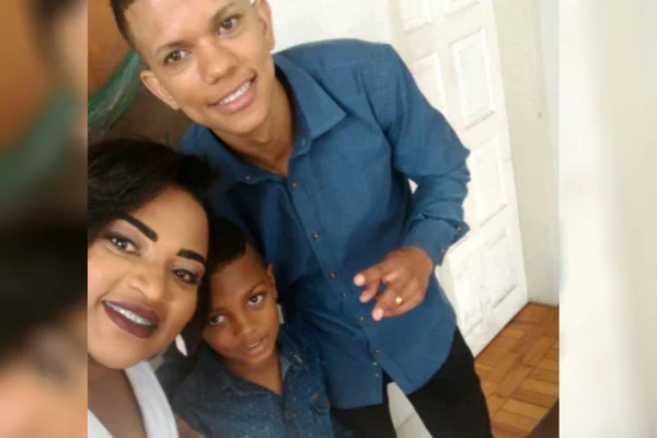 Mãe faz peregrinação para testar filho com Covid-19