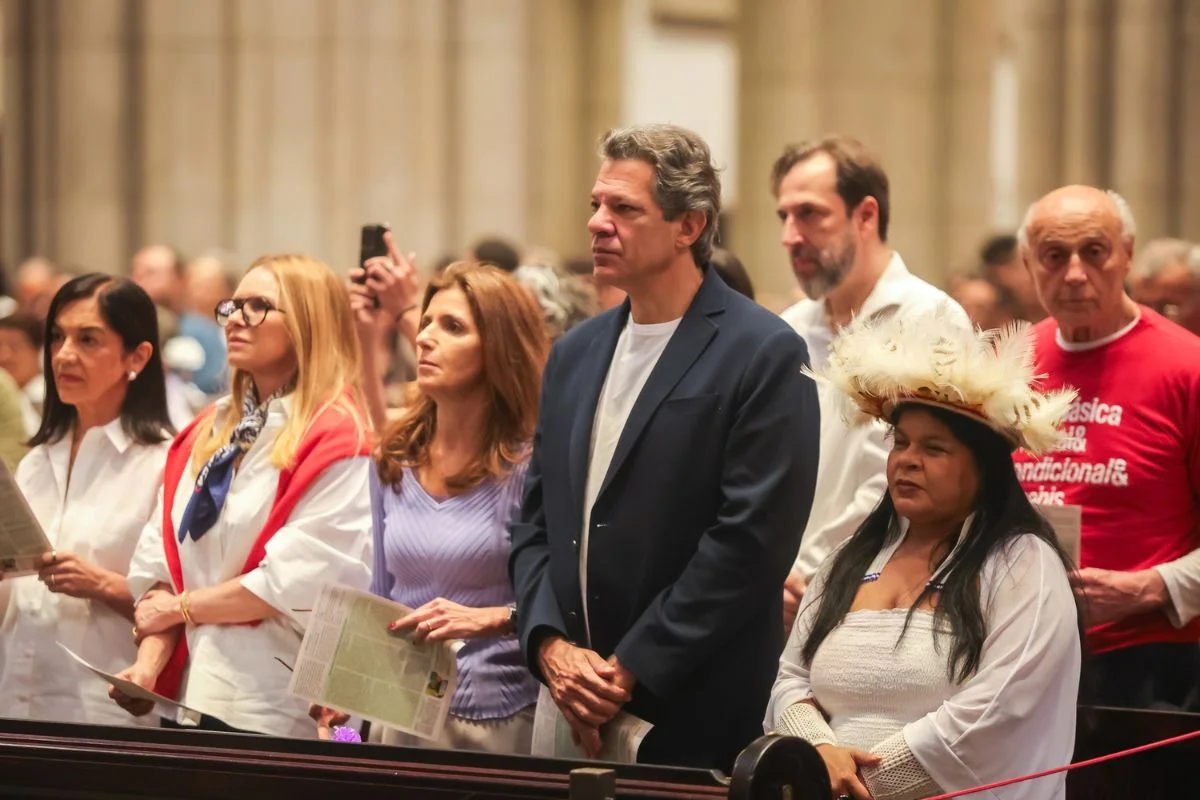O candidato ao governo de São Paulo Fernando Haddad (PT) acompanha missa na Catedral da Sé neste domingo (27/9) acompanhado da esposa, Ana Estela. O candidato ao governo de São Paulo Fernando Haddad (PT) acompanha missa na Catedral da Sé neste domingo (27/9) acompanhado da esposa, Ana Estela.
