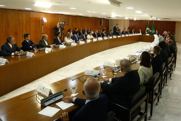 O clima amistoso entre Tarcísio e Lula na reunião com governadores