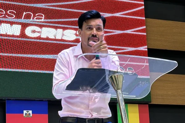 Pastor "ex-travesti" que acompanha "destransição" de jovens trans e travestis. - Metrópoles