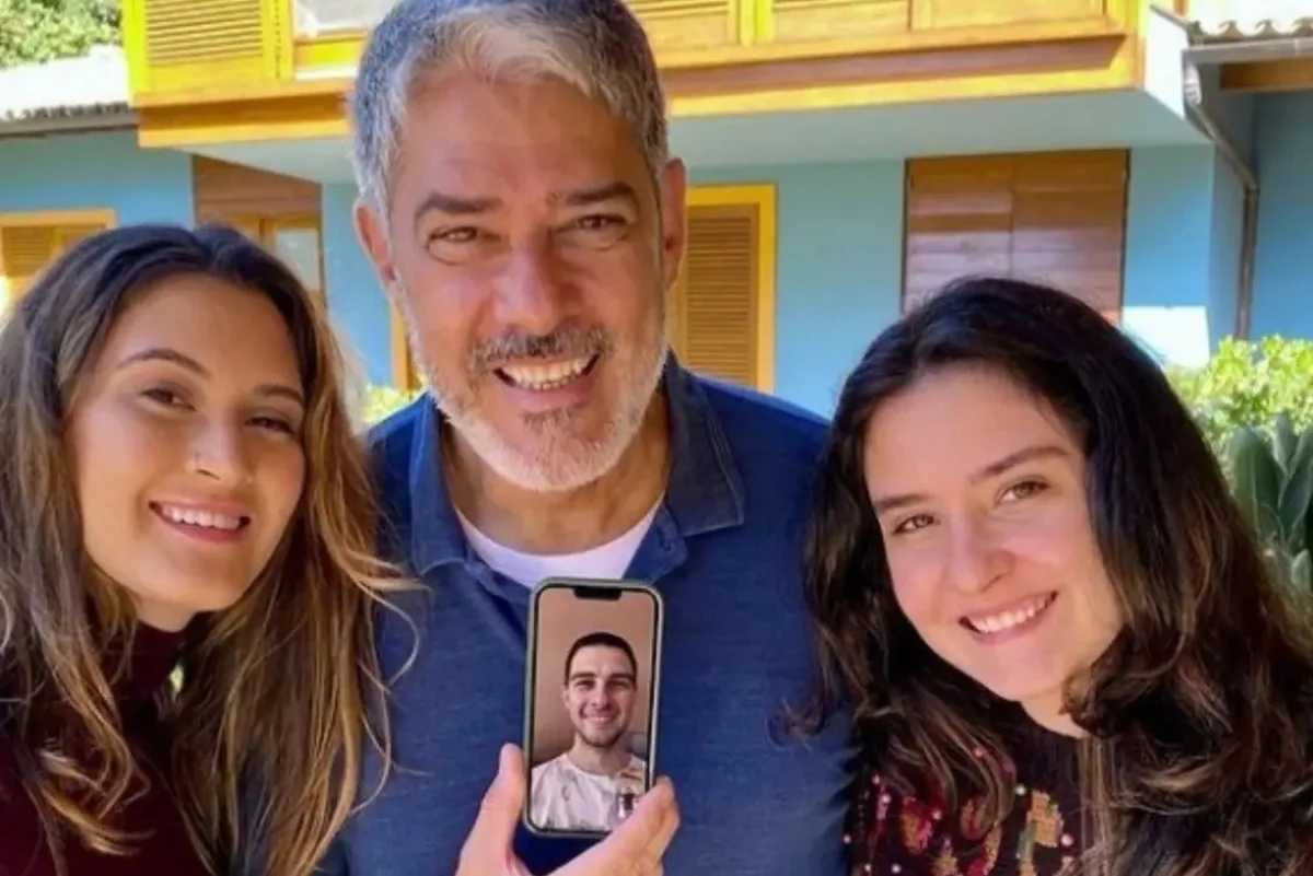 William Bonner e os trigêmeos posam para as redes sociais William Bonner e os trigêmeos posam para as redes sociais