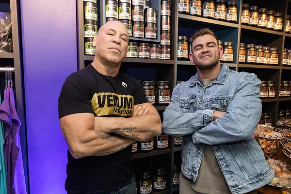 Moov Sport Nutrition inaugura unidade com presença de Wanderlei Silva