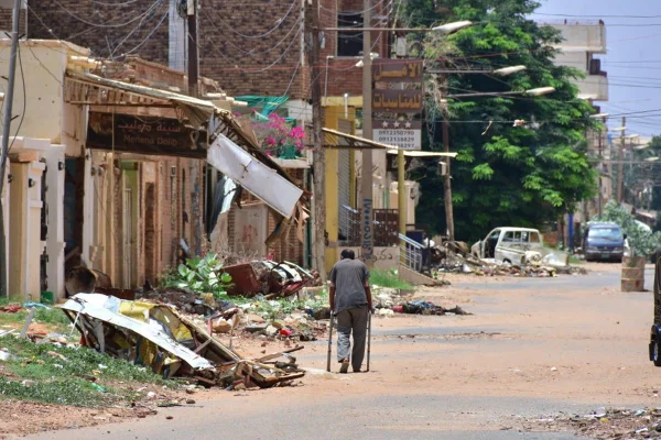 Homem caminhando emj uma rua deserta