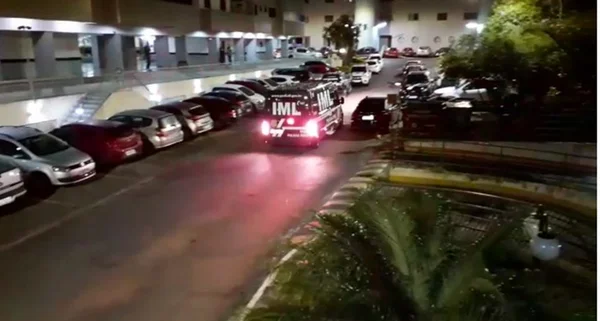 Rabecão do IML chega ao Bloco D da 111 Norte, onde militar foi morto após disparar contra equipe do Bope