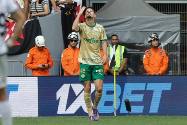 Com gol de Flaco López, Palmeiras bate Vasco em jogão na Arena BRB