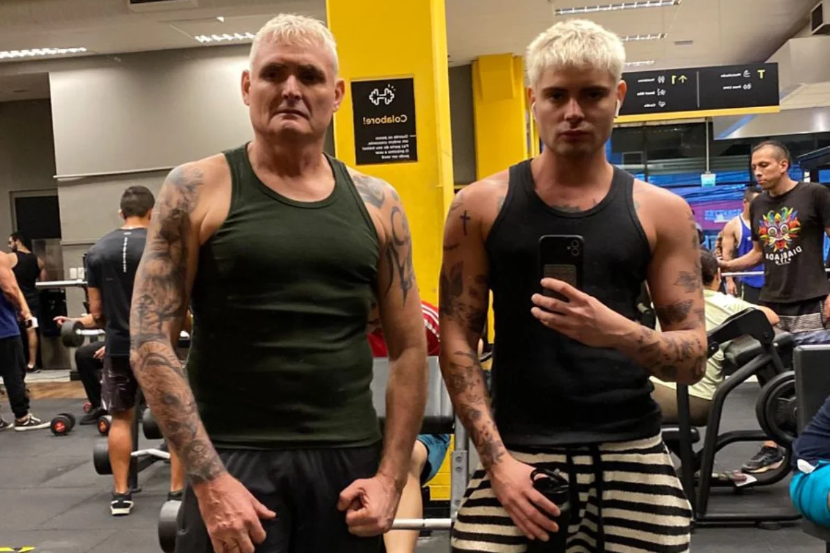 Ele aproveita as corridas de aplicativo para divulgar o trabalho do filho Thiago Ele aproveita as corridas de aplicativo para divulgar o trabalho do filho Thiago