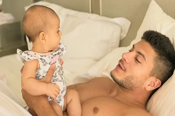 Arthur Aguiar encanta web ao mostrar Sophia fazendo “cara de brava”