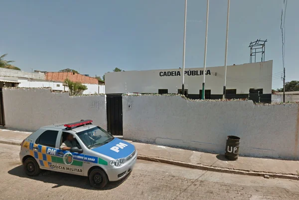 Presos serram grade e fogem por buraco no teto em cadeia de Cristalina