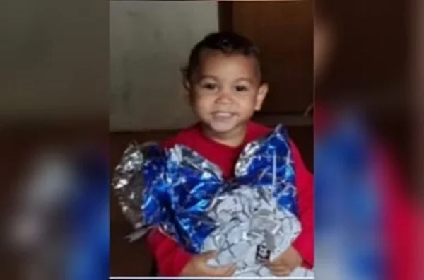 imagem colorida menino morre apos ser espancado pelo pai