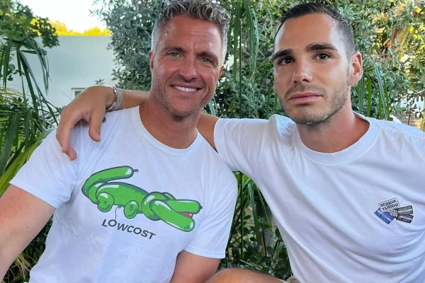Ralf Schumacher e o namorado posam juntos após a repercussão do namoro - Metrópoles