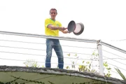 Mário Gomes pegou duas frigideiras e bateu em protesto ao despejo
