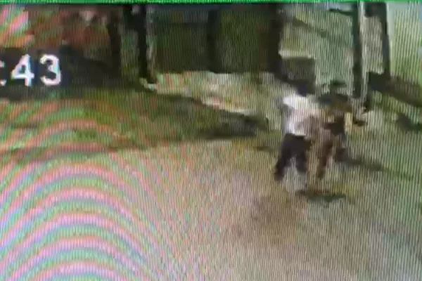 Suspeito de matar homem no DF esfaqueou vítima pelas costas e tomou banho antes de prisão. Vídeo