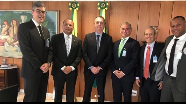 Pai de Neymar encontra Bolsonaro para falar de dívidas na Receita