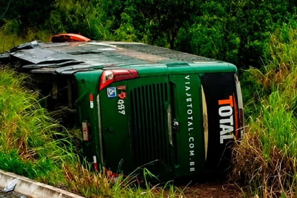 Ônibus tomba e duas pessoas morrem em acidente no MS