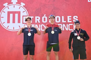 Atletas sobem ao pódio e recebem medalhas após completarem a prova de Águas Abertas 3 km no Metrópoles Endurance 