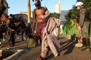 Homem passa diante de polícia na região da cracolândia, em São Paulo Homem passa diante de polícia na região da cracolândia, em São Paulo
